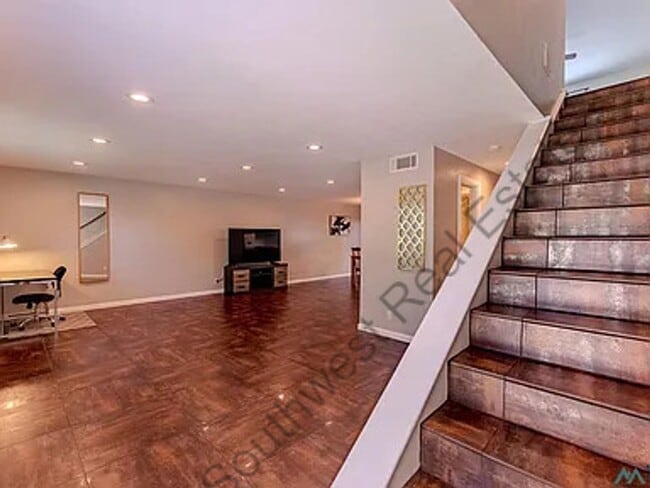 Building Photo - 2 Bed 3 Bath Townhouse on the golf course!