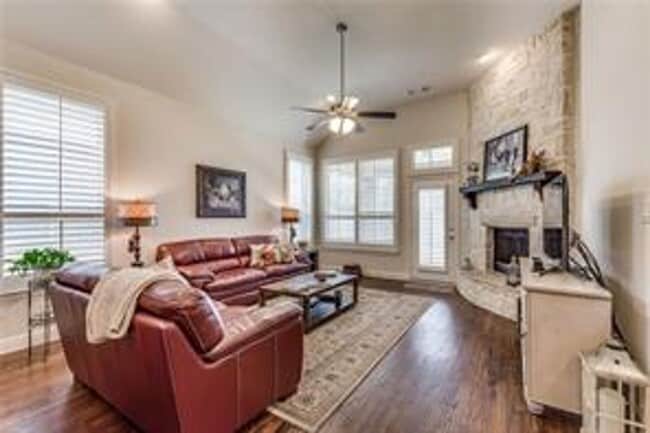 Building Photo - Another chance to own this warm and inviti...