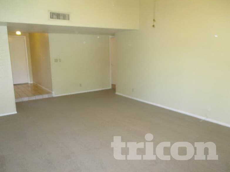 Building Photo - 4323 W Poinsettia Dr