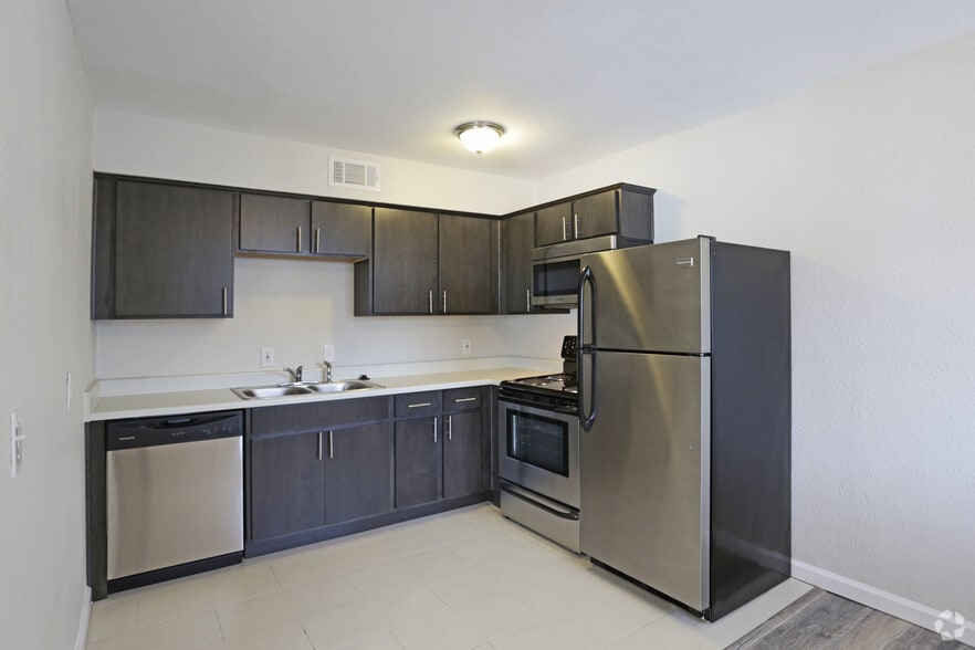 2BR,2BA - 810SF - KITCHEN - Paragon Apartments