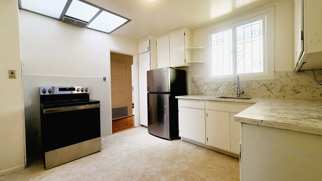 Building Photo - Sunset Single-Family Home Available for Le...