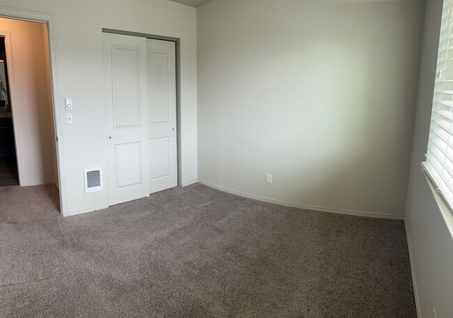 Building Photo - Stunning 4 Bedroom 2.5 Bath Duplex town ho...
