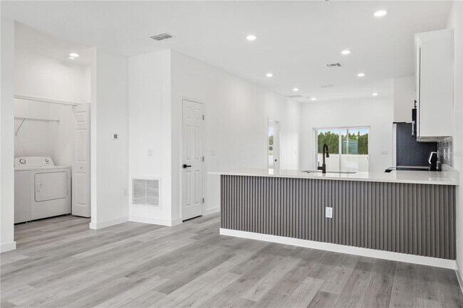 Building Photo - 716 Desmoines Dr