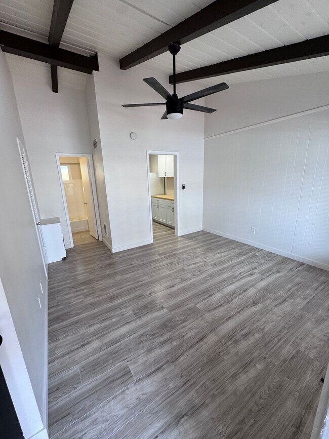 Building Photo - Nostalgic Studio steps away from the boardwalk and beach.