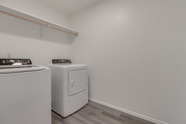 Building Photo - Beautiful 3 Bedroom Townhome for Lease!