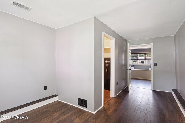 Building Photo - 6 Redwood Rd