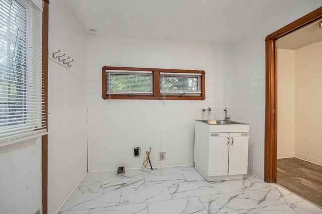 Building Photo - 3 Bedroom/2 bath Single House!! Euclid!!!