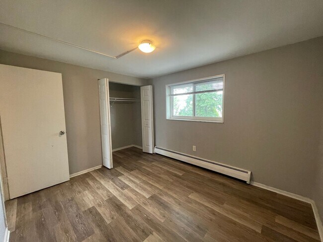 Building Photo - Renovated 2 Bedroom in Bellevue with Priva...