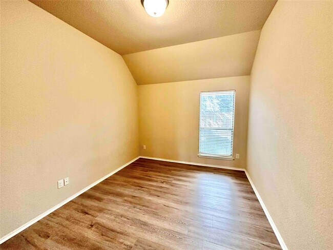 Building Photo - 1801 Tall Chief