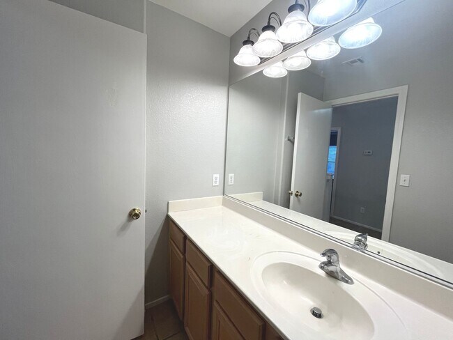 Building Photo - 1847 sq ft, 2 story, 4 Bedroom, 2 1/2 bath, 2 Car Garage home in the Vibrant city of Las Vegas.