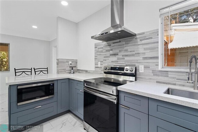 Building Photo - 811 SW 26th Ct
