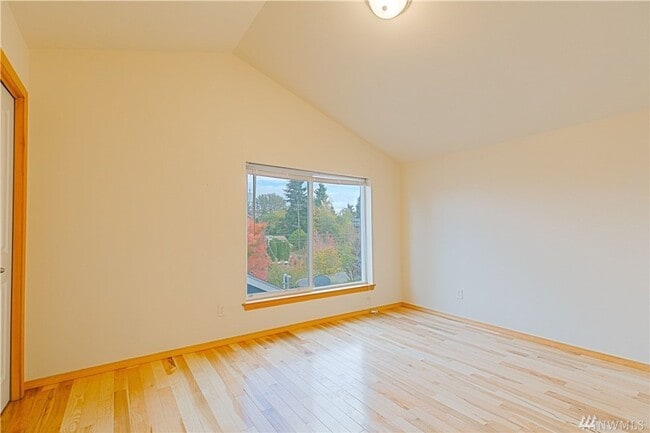 Building Photo - Charming 3-Story townhome located near Hig...