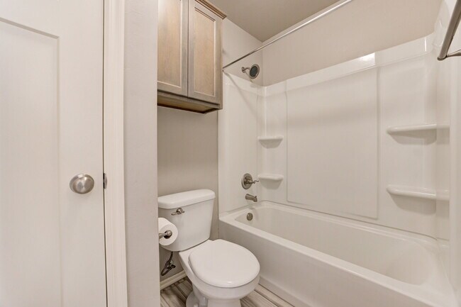 Building Photo - 806 Barbaroot Dr