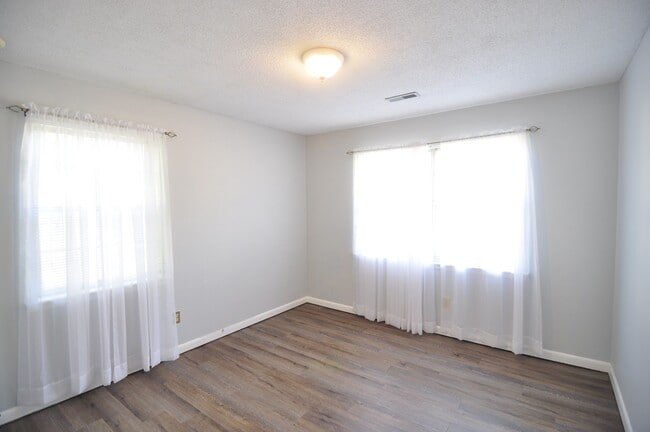 Building Photo - Desirable SE Huntsville