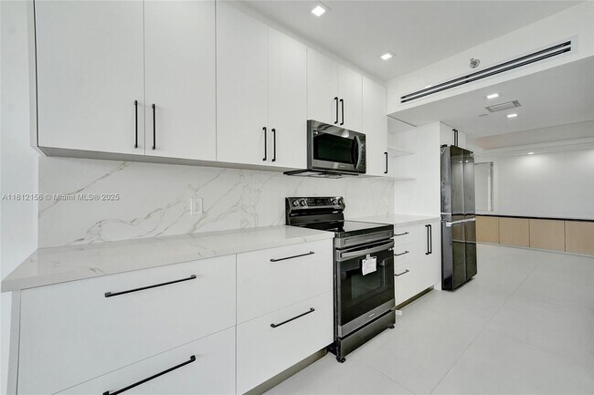 Building Photo - 20281 E Country Club Dr