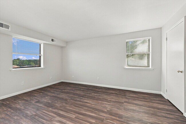 Building Photo - 1424 Valley Dr