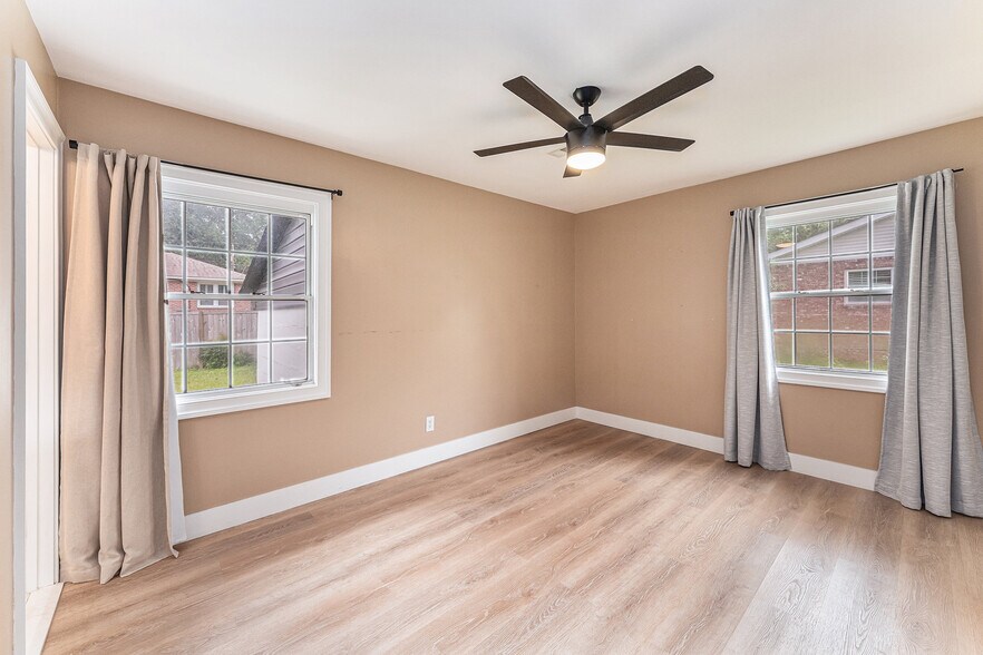 Master bedroom with ensuite bathroom with walk-in shower - 1816 Gippy Ln