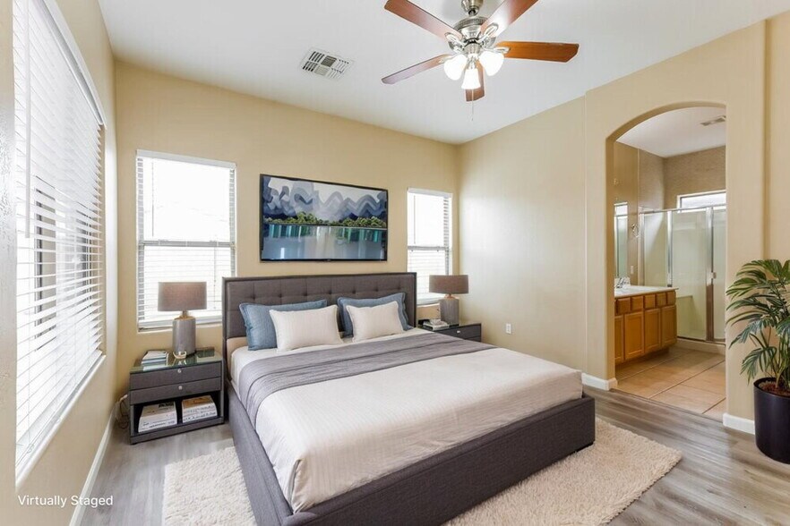 Building Photo - 8866 W Hilton Ave