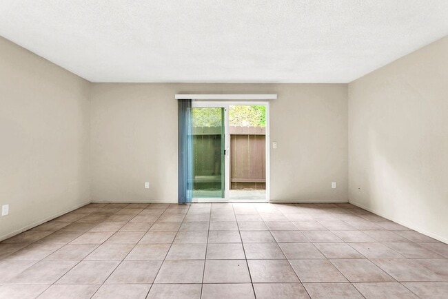 Building Photo - Great three bedroom/two bath single level corner townhome in UTC!