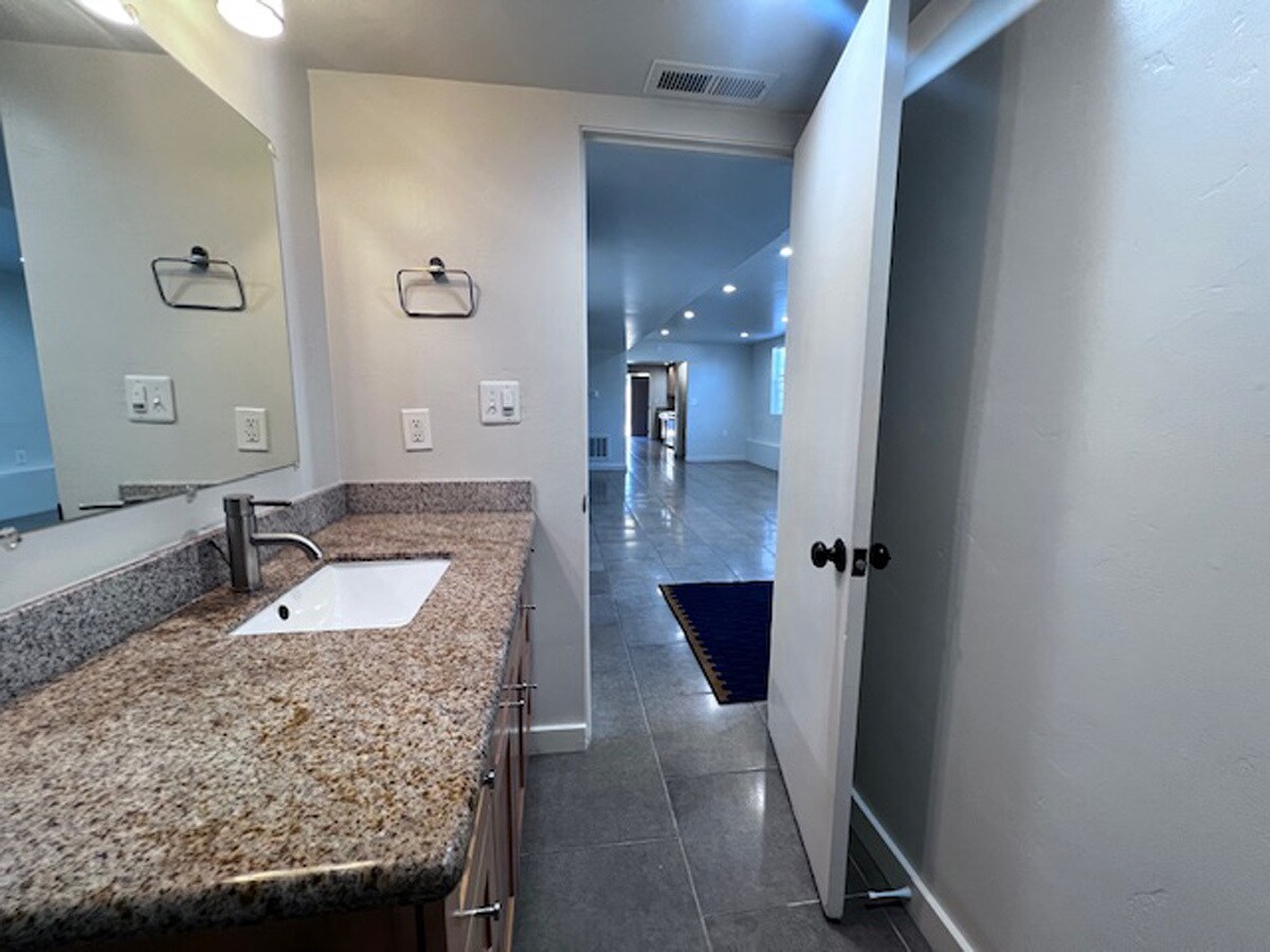 Building Photo - 1037 Peralta St