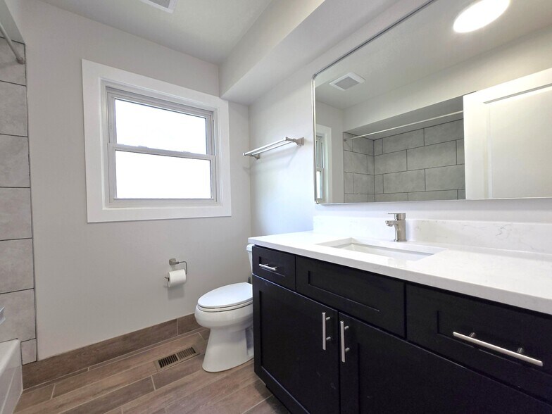 Building Photo - 1002 E Callero Cir