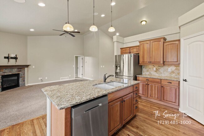 Building Photo - BEAUTIFUL 4BD + BONUS ROOM/3BA/3 CAR GARAG...