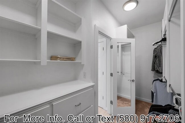 Building Photo - 6309 SW Oakmont Blvd