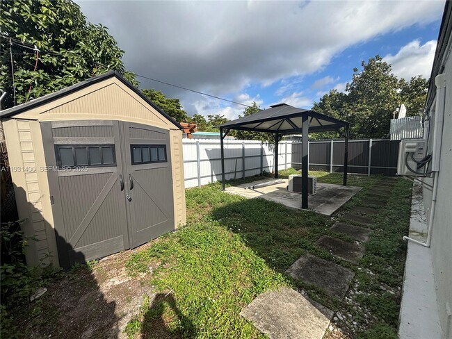 Building Photo - 8561 Claridge Dr