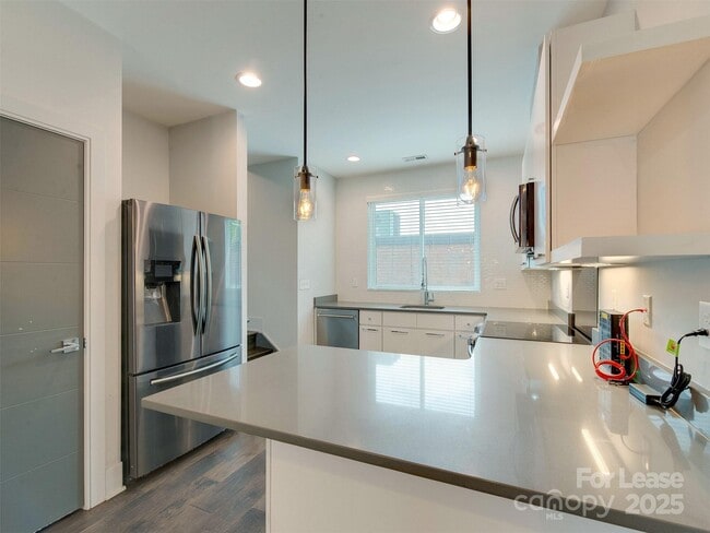 Building Photo - 225 Domain Way