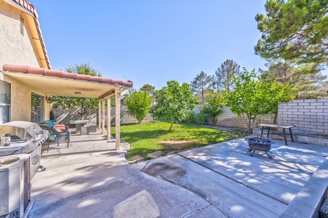 Building Photo - 640 Whispering Palms Dr