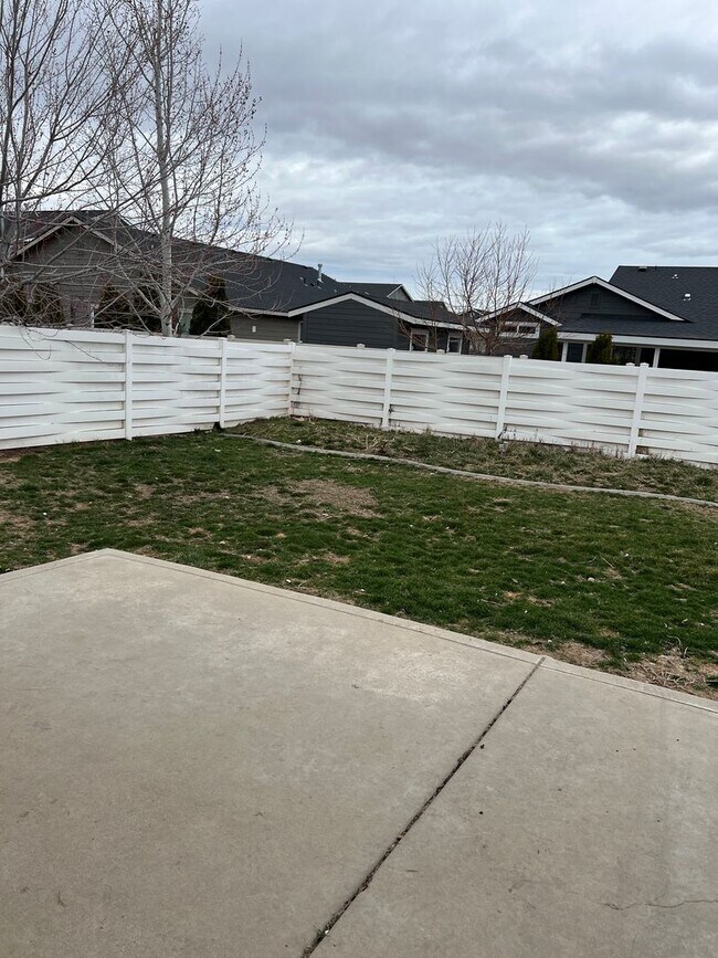 Building Photo - Introducing a charming single level 3 bedroom, 2 bath home for rent in Caldwell, ID.