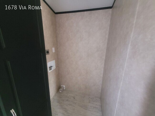 Building Photo - 1678 Via Roma Dr