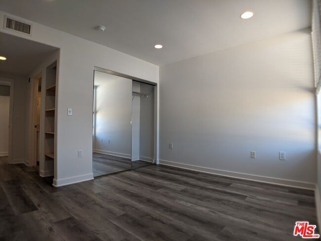Building Photo - 5143 White Oak Ave