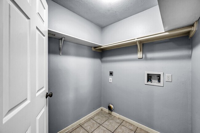 Building Photo - 7811 Holly Berry Ct