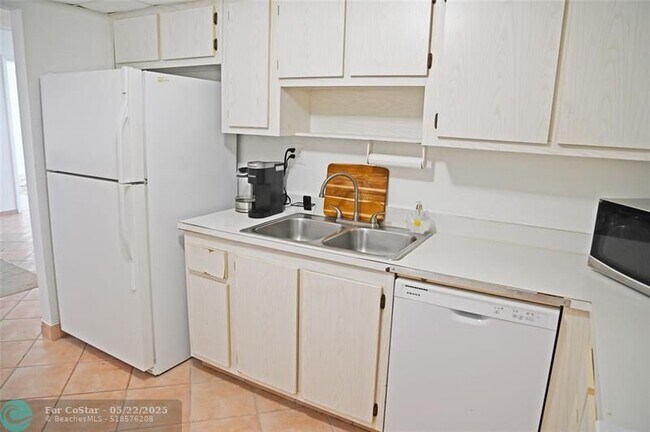 Building Photo - 525 N Ocean Blvd