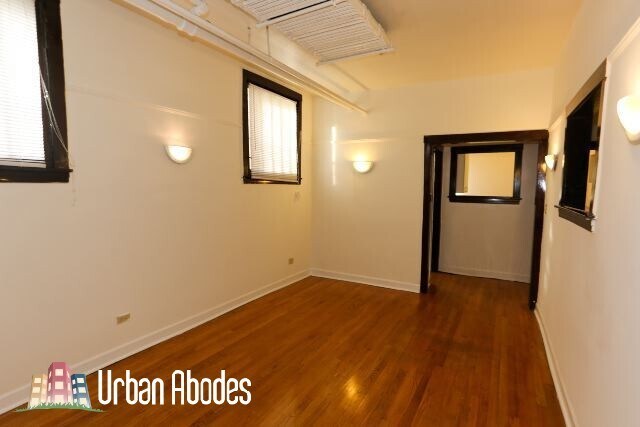 Building Photo - 824 W Waveland Ave