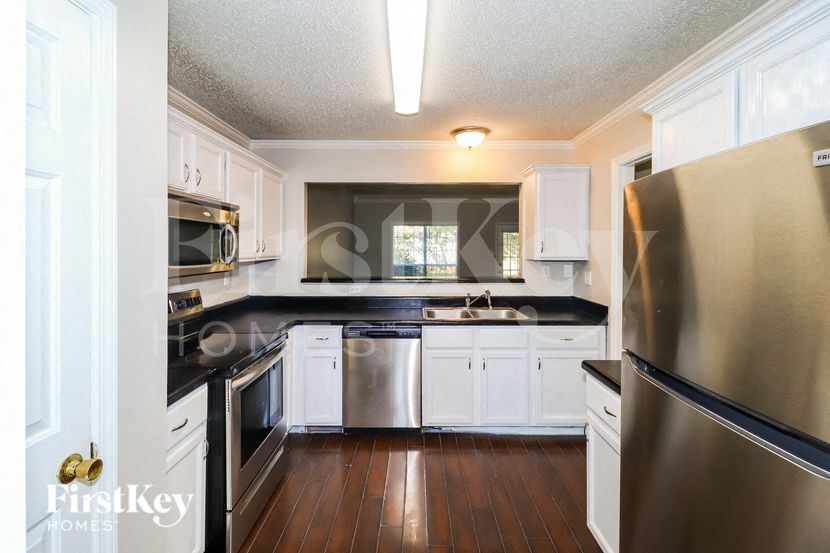 Building Photo - 8668 Pantherburn Cir N