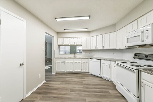 Building Photo - 2406 Pilgrims Bend Dr