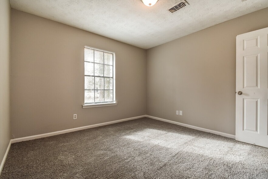 Building Photo - 115 Doubletrace Ln