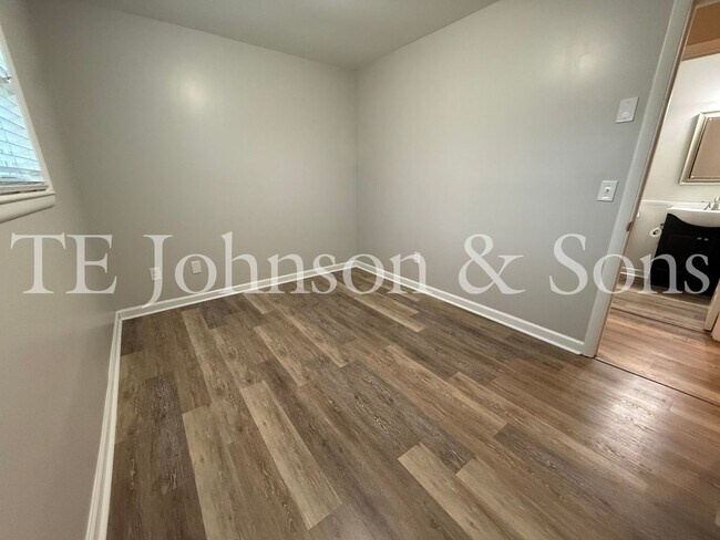 Building Photo - Modern Comfort with a Fenced Yard in Winston-Salem