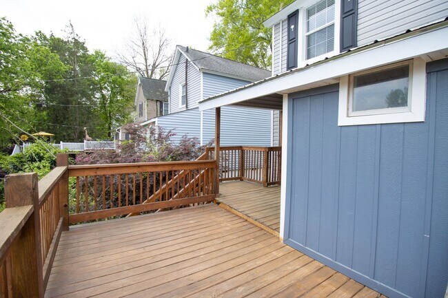 Building Photo - Now Preleasing for 2026–2027 – Beautifully Renovated Duplex in West Columbia