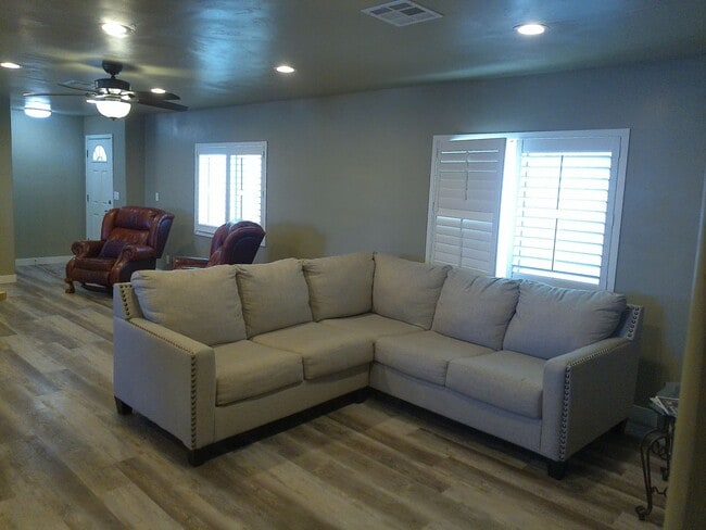 Building Photo - Spacious 4 bedroom 2 bath Double wide Available short term or long term