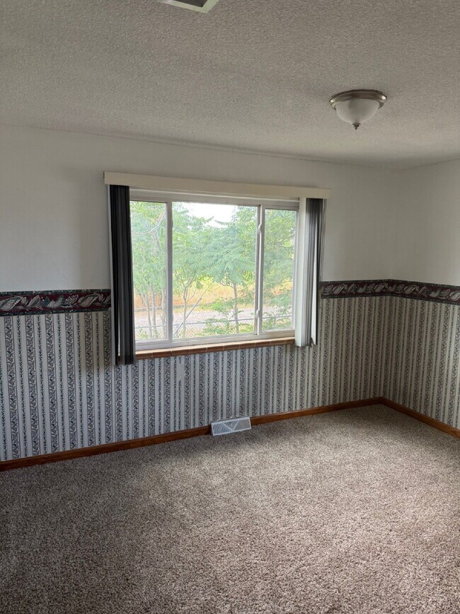 Building Photo - "Charming 2-Bedroom Upstairs of Duplex Ret...