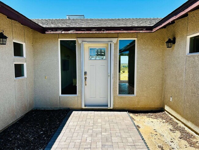 Building Photo - Gorgeous 3 bd, 2.5 ba on 1 acre