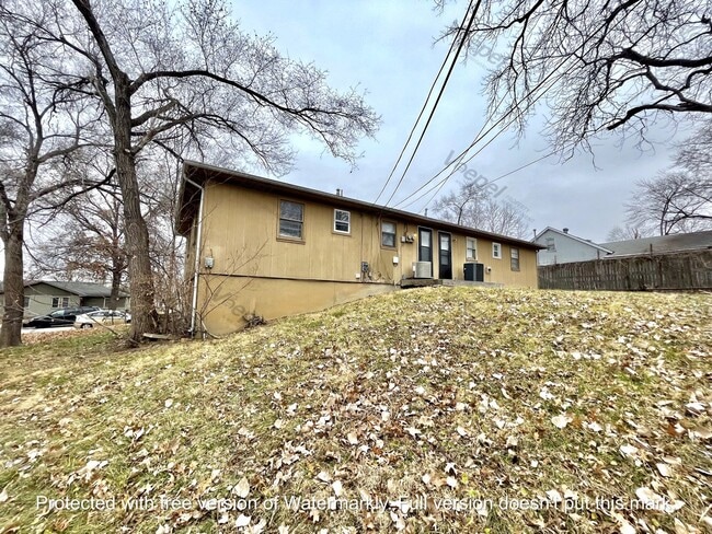 Building Photo - 7211-7211 Montana Ave