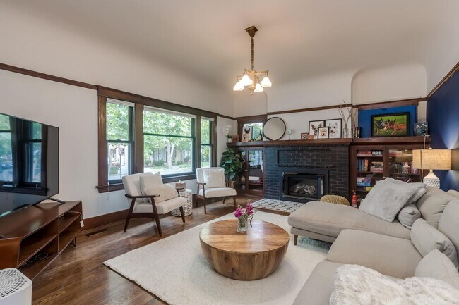 Building Photo - Charming Upgraded 2 Bedroom 2 Bath Rose Garden Home