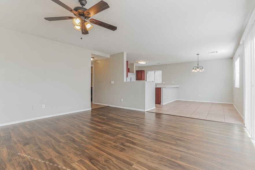 Building Photo - 1465 E Daniella Dr