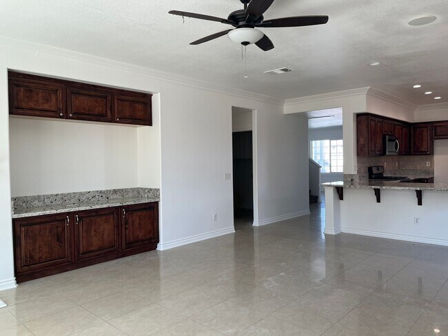 Building Photo - Spacious 5-bedroom, 3-bathroom home in Ade...