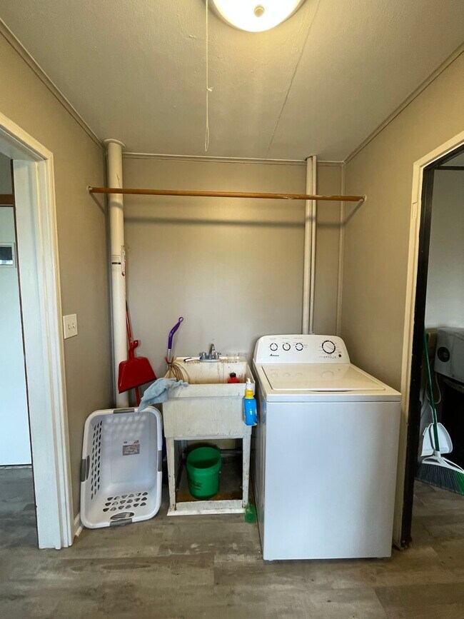 Building Photo - 3 Bedroom. 2 Bath Near Purdue!