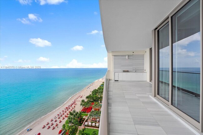 Building Photo - 17901 Collins Ave